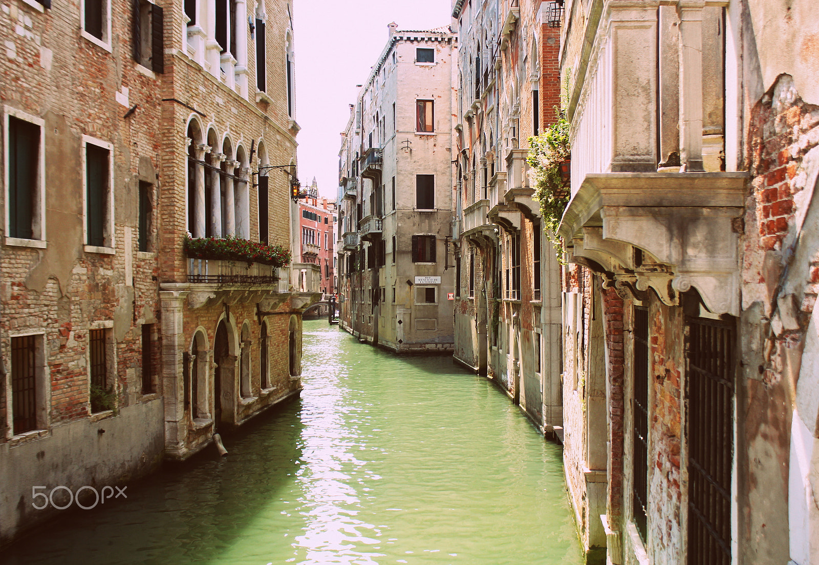 Canon EOS 550D (EOS Rebel T2i / EOS Kiss X4) sample photo. Canal in venice, italy. exquisite buildings along canals. photography