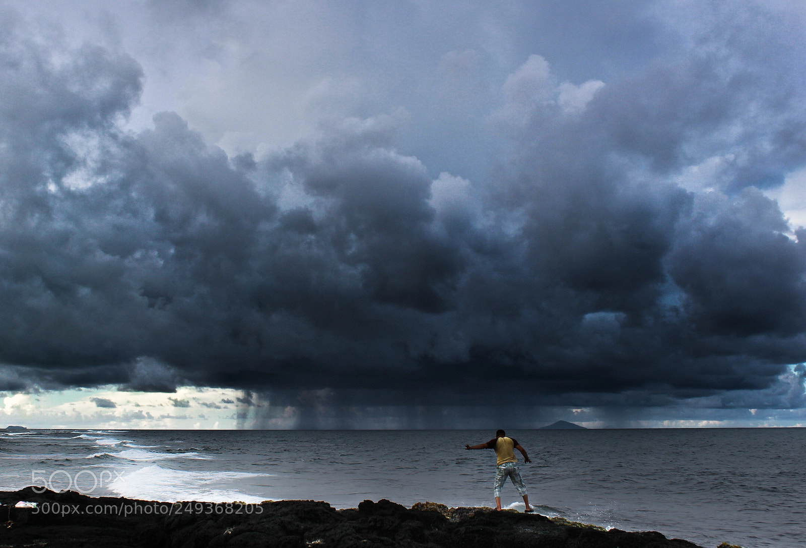 Canon EOS 100D (EOS Rebel SL1 / EOS Kiss X7) sample photo. Rain storm over ocean photography