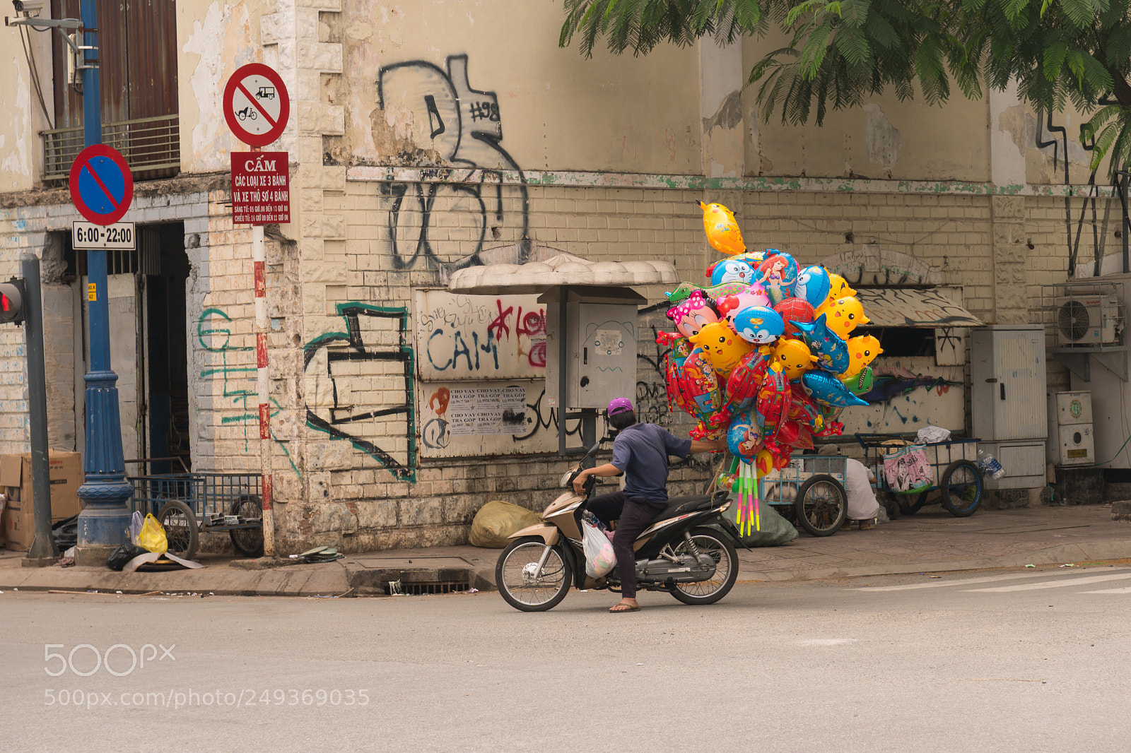 Sony a6300 sample photo. In the streets of photography