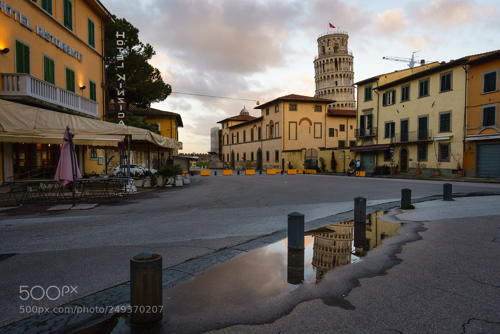 Sony Cyber-shot DSC-RX100 IV sample photo. Reflection - leaning tower photography