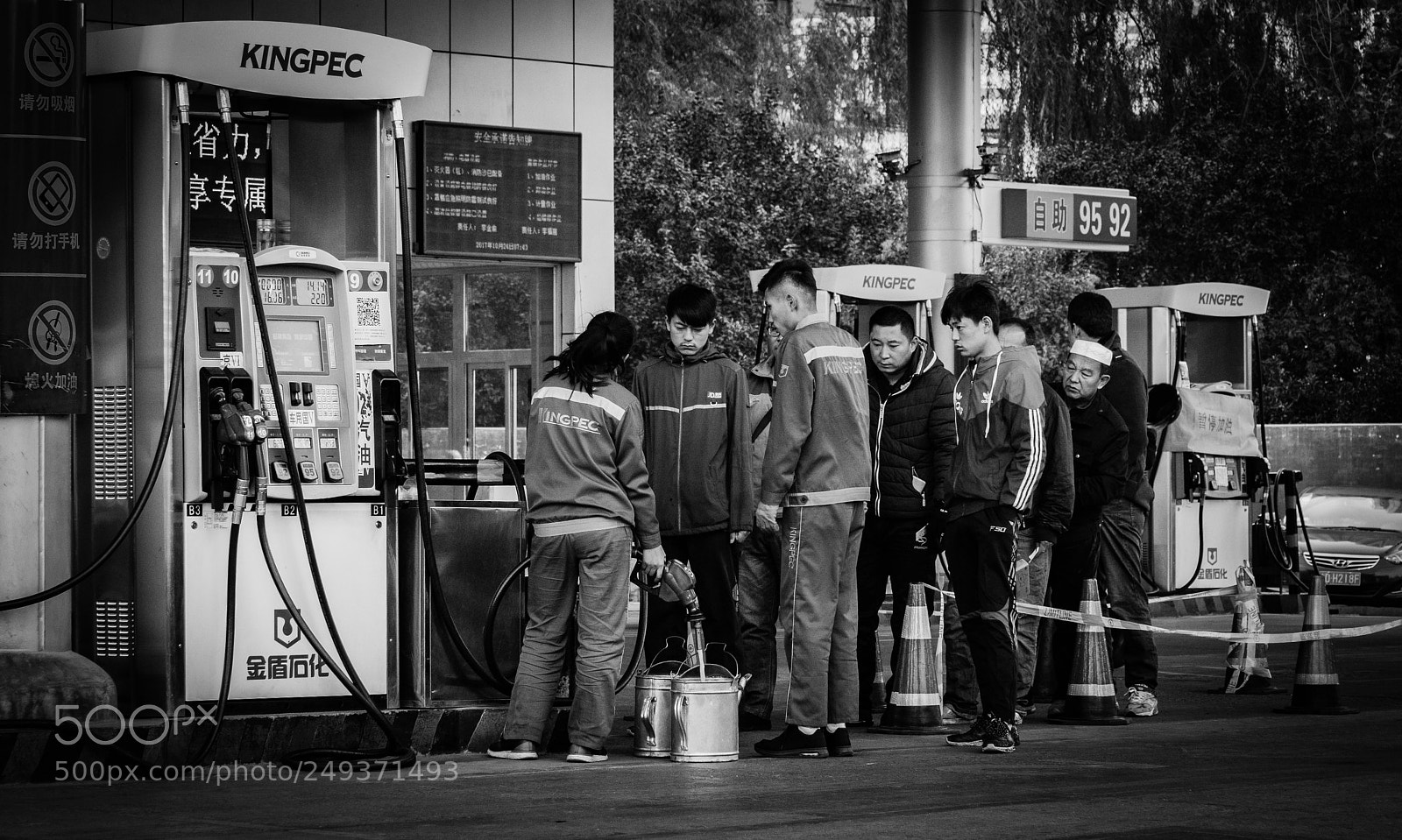 Panasonic Lumix DMC-GX85 (Lumix DMC-GX80 / Lumix DMC-GX7 Mark II) sample photo. Queue photography