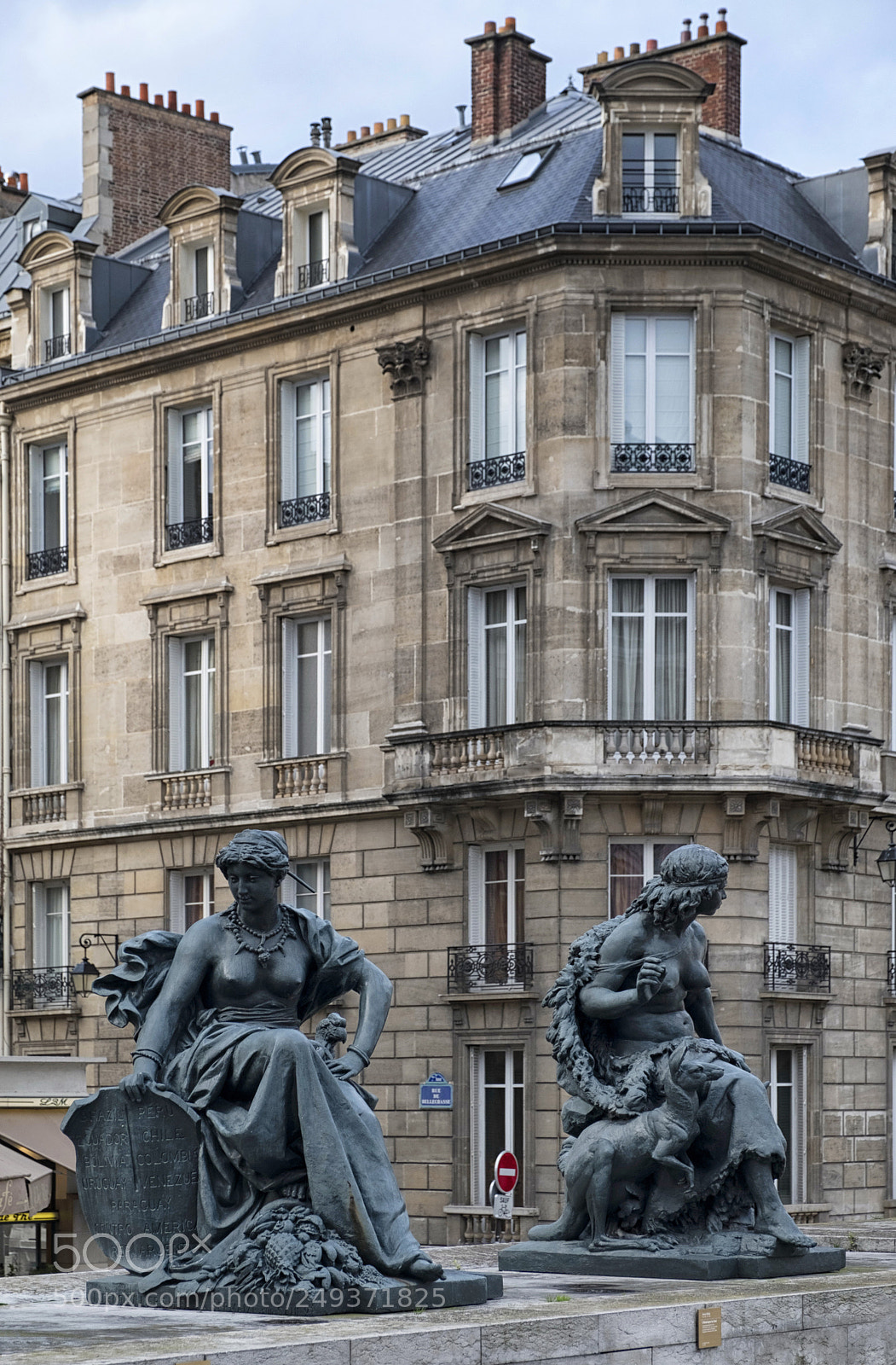 Fujifilm X-T2 sample photo. Sitting women statue dscf8794-2.jpg photography