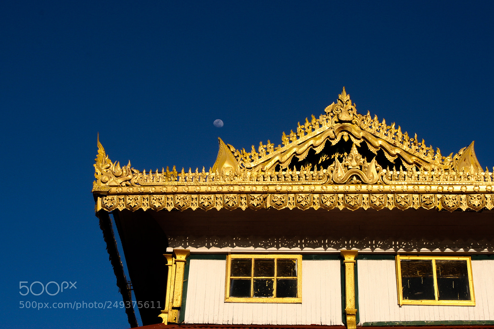 Canon EOS 20D sample photo. Moon on the roof photography