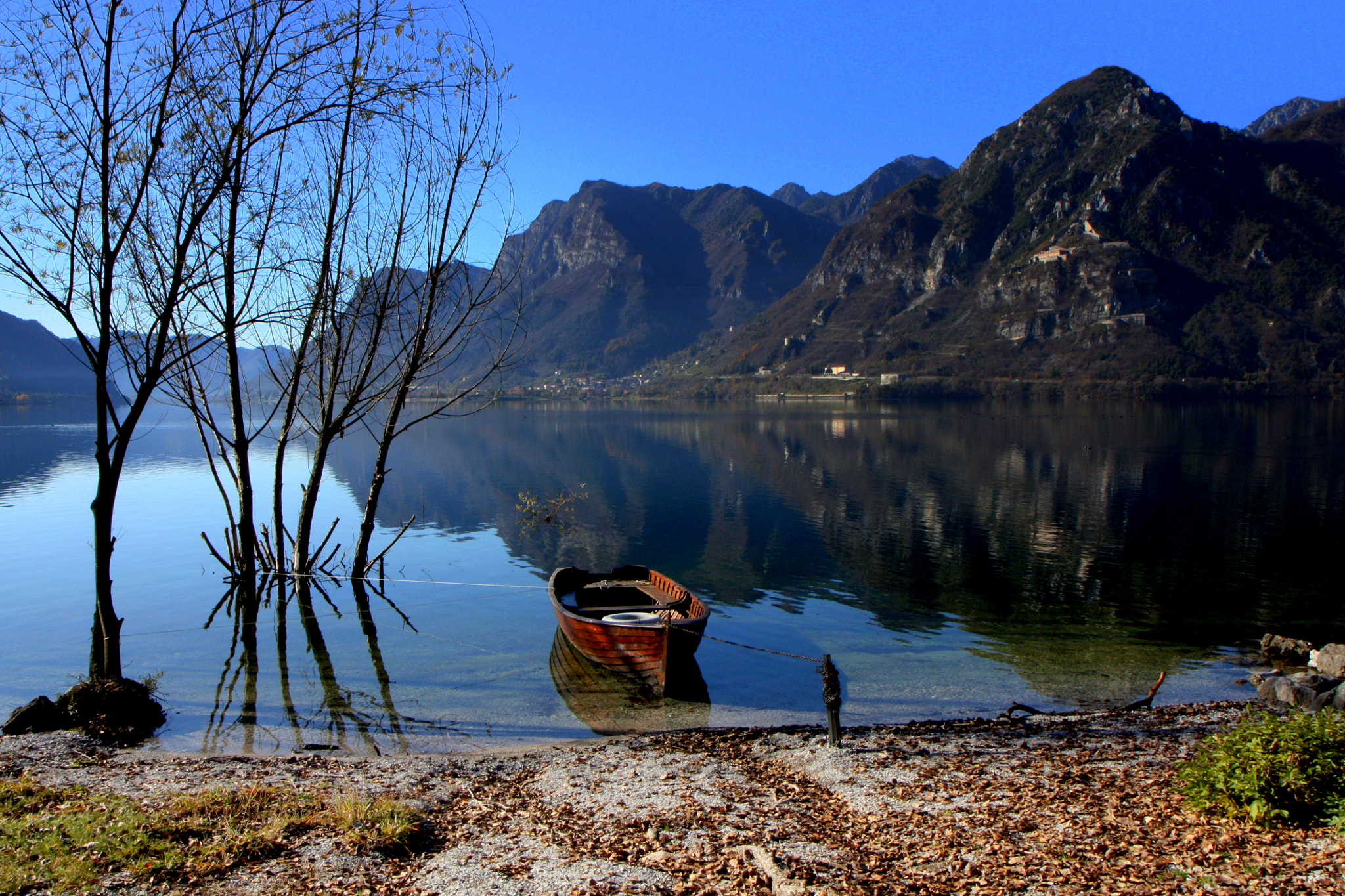 Canon EF-S 17-55mm F2.8 IS USM sample photo. The boat on the lake photography