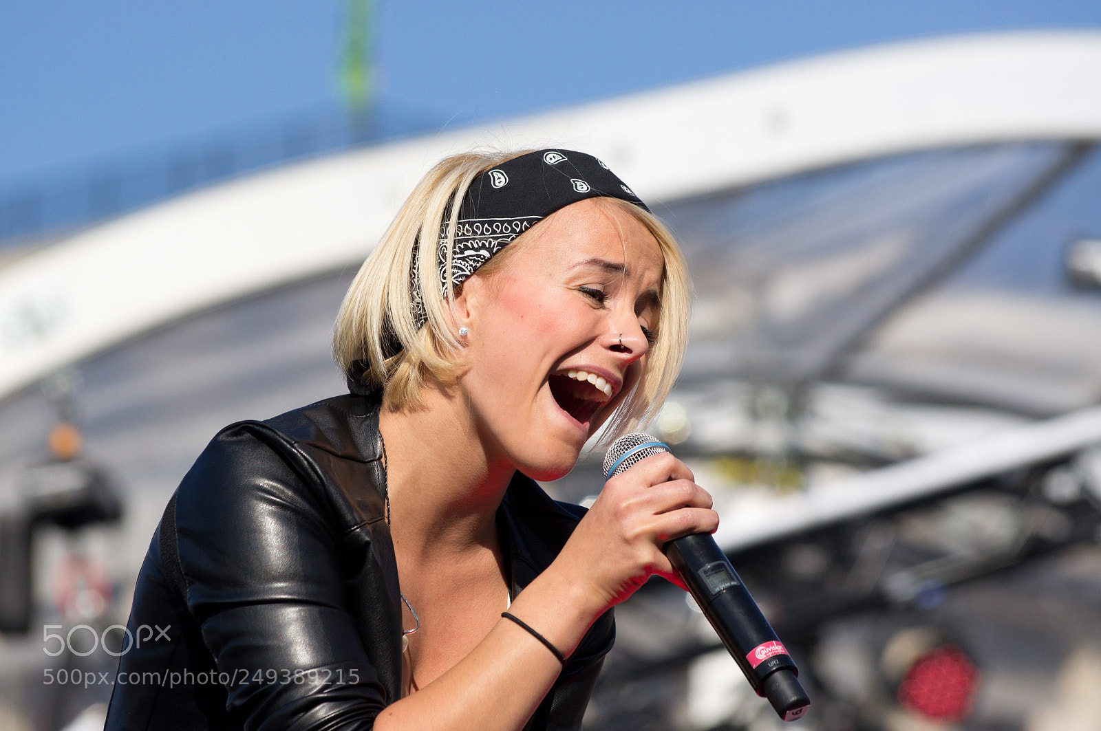 Sony SLT-A55 (SLT-A55V) sample photo. She sing photography