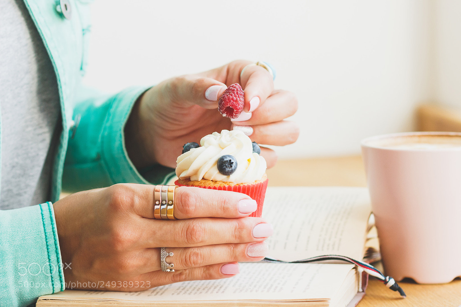 Canon EOS 600D (Rebel EOS T3i / EOS Kiss X5) sample photo. Woman with a small photography