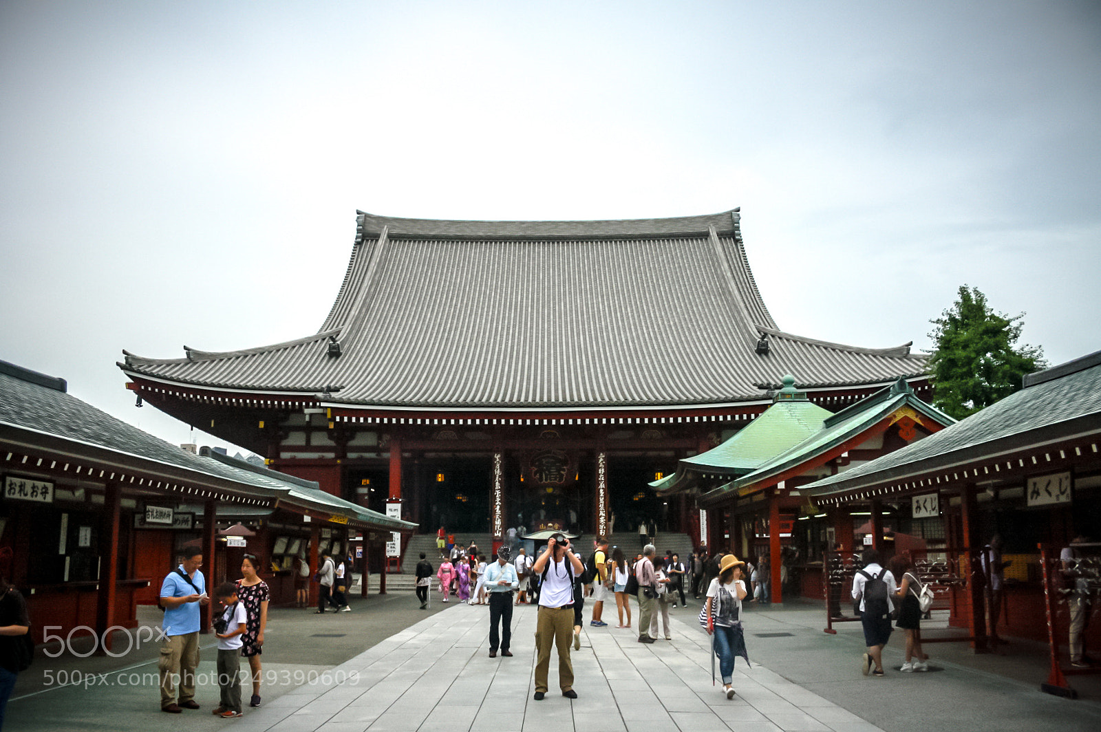 Canon EOS 1000D (EOS Digital Rebel XS / EOS Kiss F) sample photo. Tourists at sensoji photography