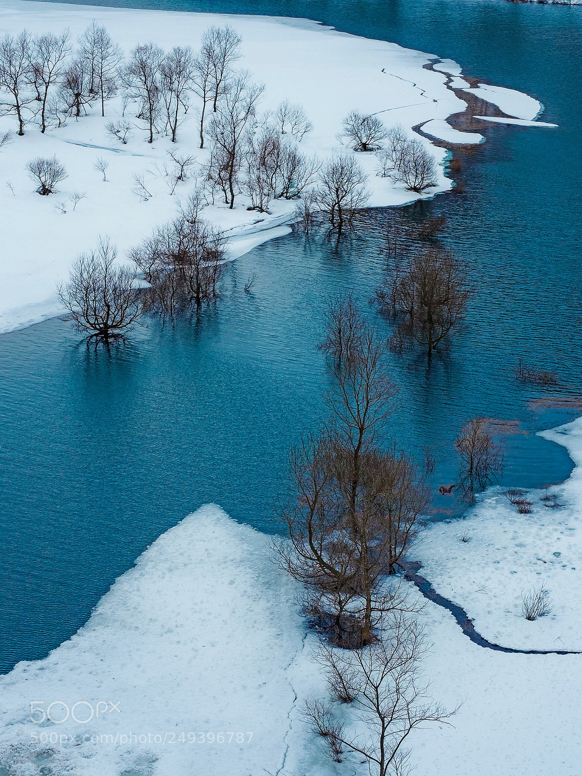Olympus OM-D E-M5 II sample photo. Turquoise lake in winter photography