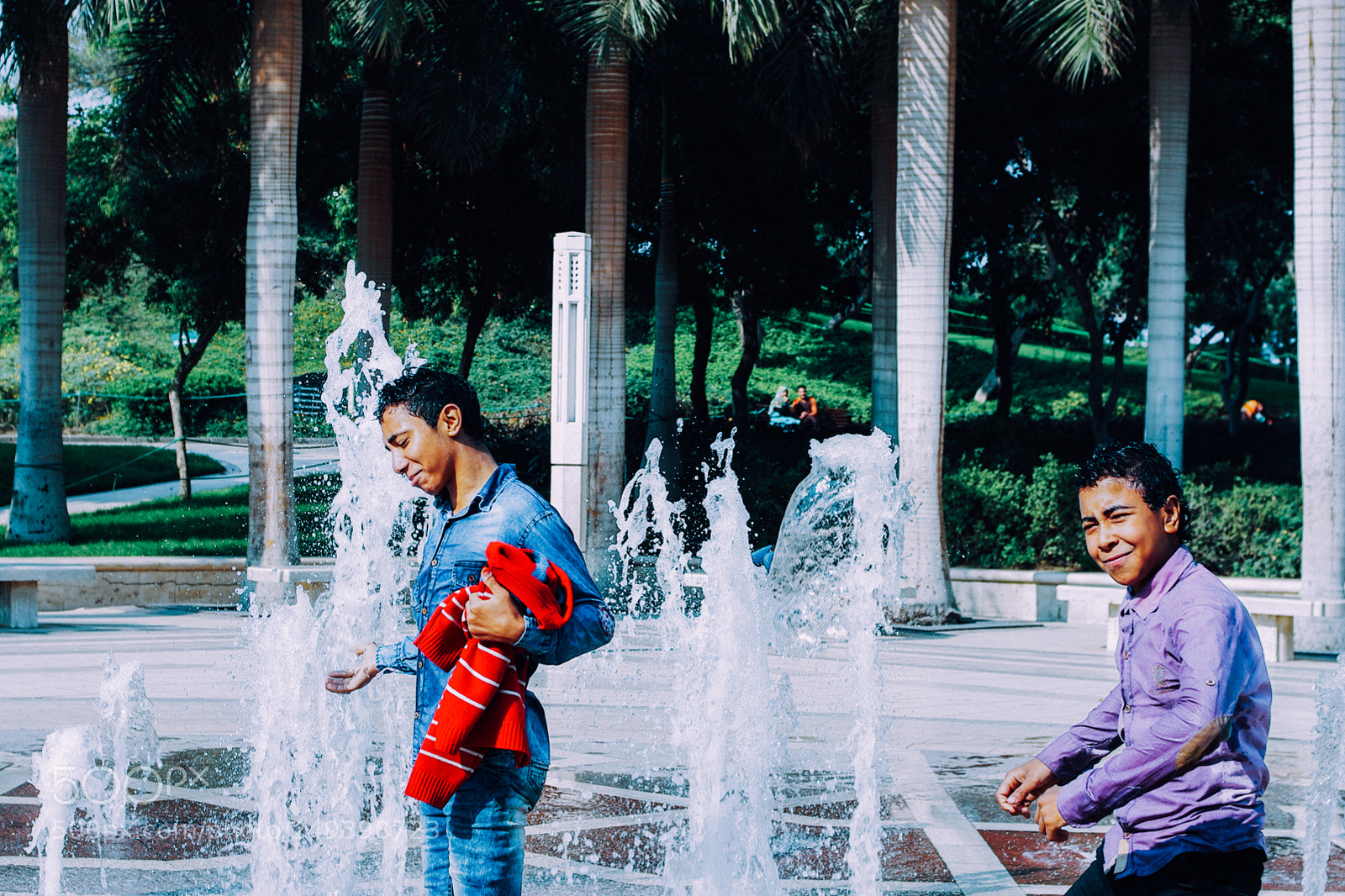 Pentax K200D sample photo. Fun in the fountain photography