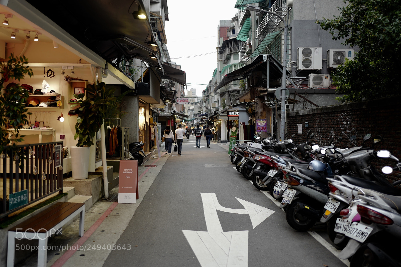 Leica Q (Typ 116) sample photo. 夜幕低垂的街道，左邊的店鋪慢慢的開燈 photography