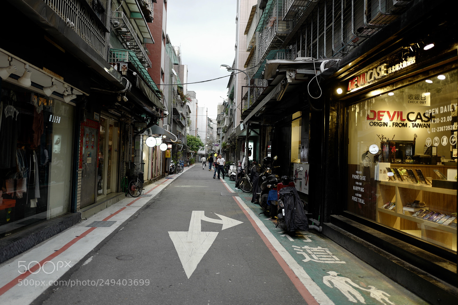 Leica Q (Typ 116) sample photo. 夜幕低垂的街道，右邊的店鋪也慢慢開燈 photography