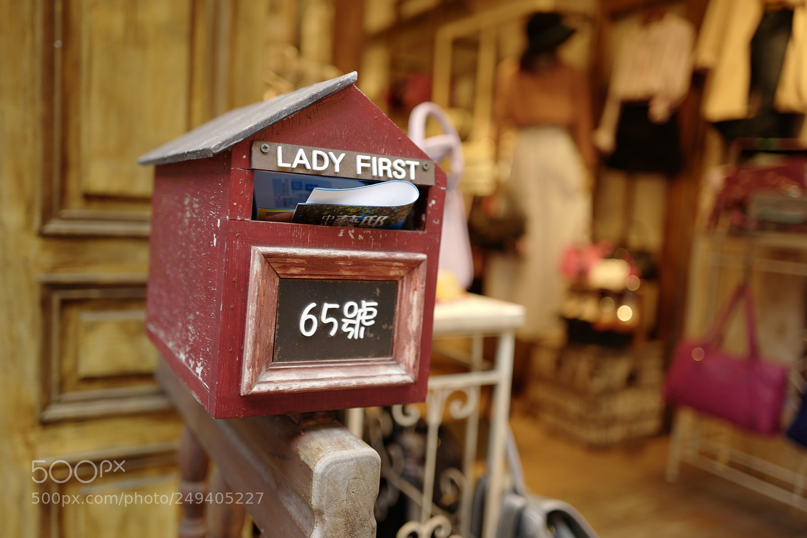 Leica Q (Typ 116) sample photo. Lady first photography