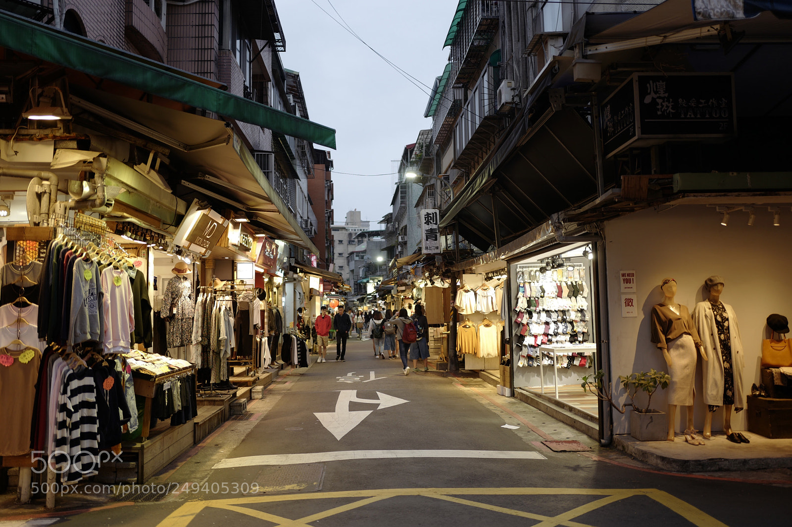 Leica Q (Typ 116) sample photo. 快天黑了，店鋪的暖光很溫馨 photography
