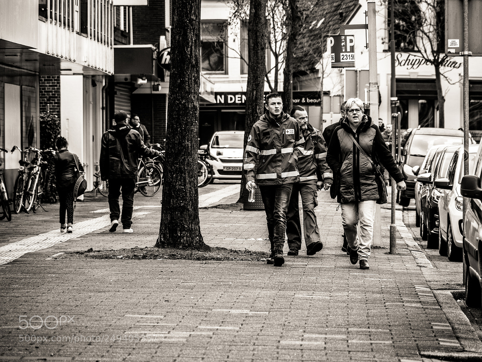 Olympus OM-D E-M10 III sample photo. The red cross photography