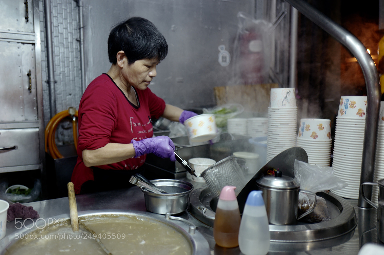 Leica Q (Typ 116) sample photo. 阿嬤正在熟練的給我們做豬腳麵線，雖然我覺得味道一般 photography