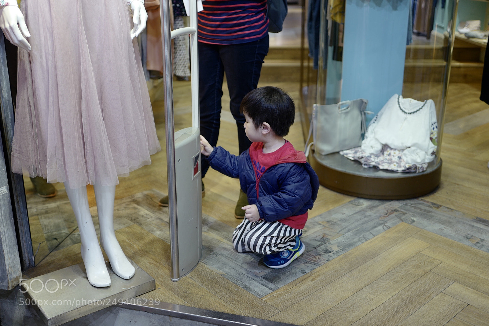 Leica Q (Typ 116) sample photo. 弟弟你是不是陪媽咪逛街走累了？ photography