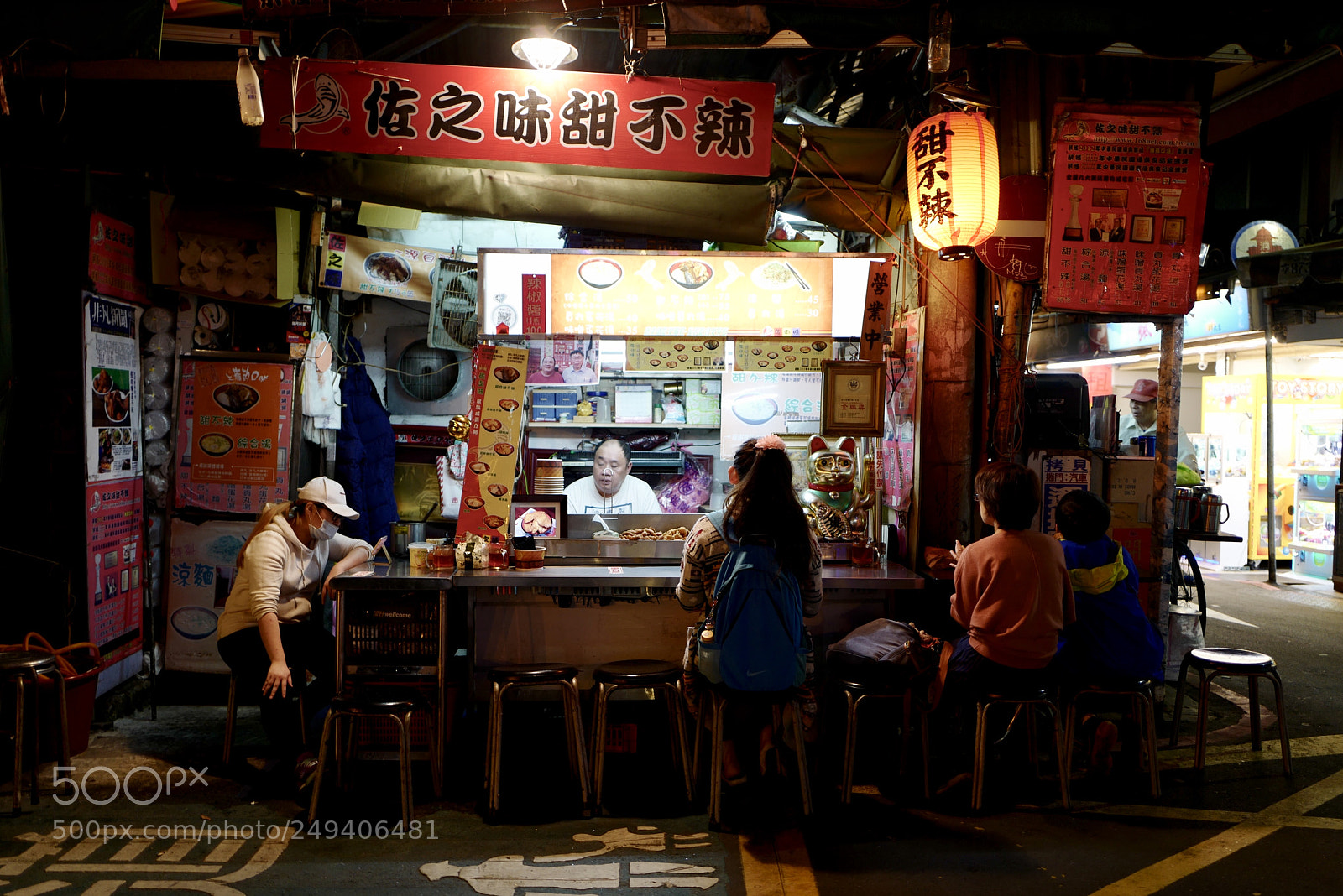 Leica Q (Typ 116) sample photo. 可以圍著老闆的小小的攤鋪來吃東西也需是這裡的特色吧！ photography
