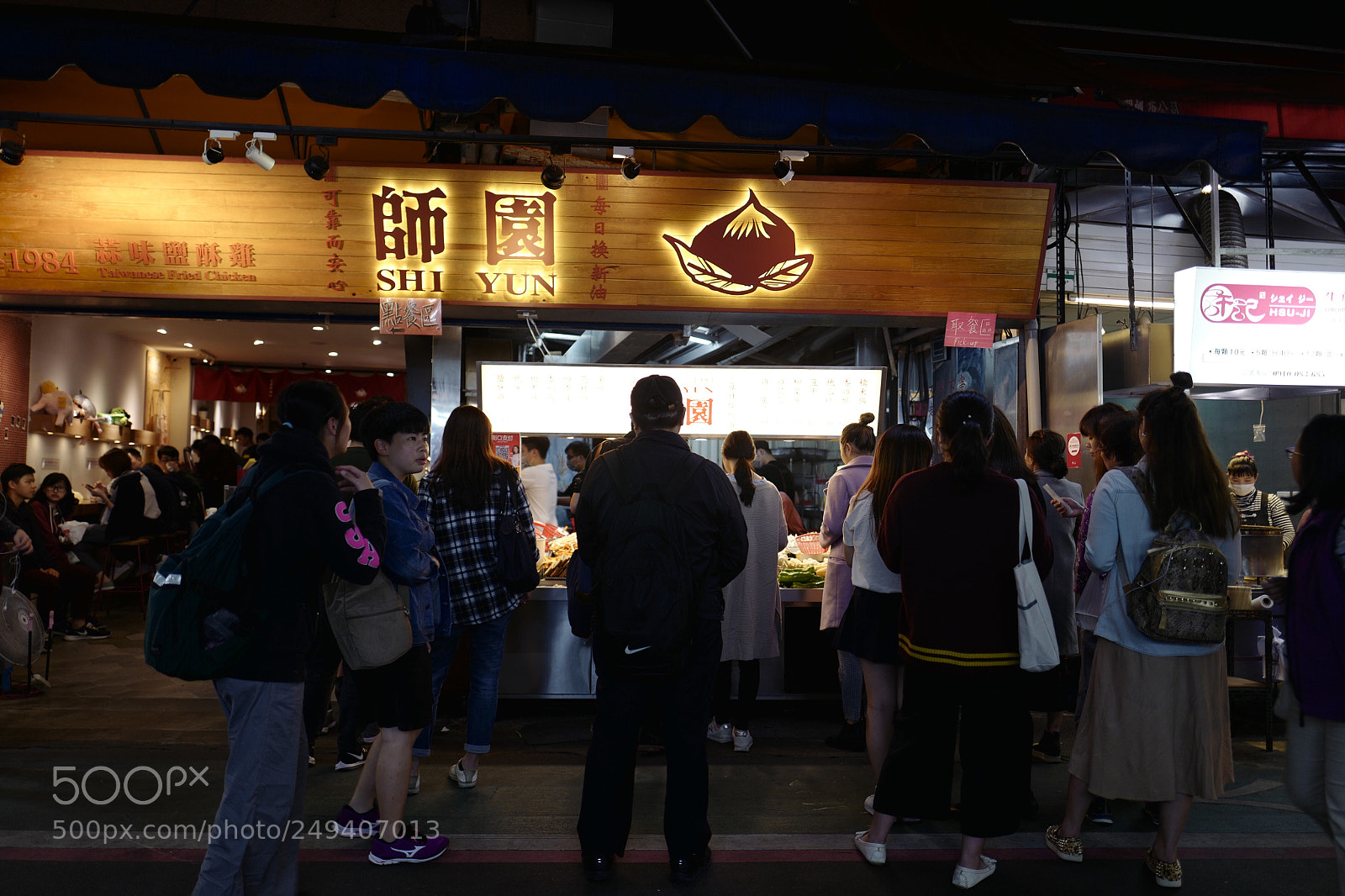 Leica Q (Typ 116) sample photo. 師園，很火的食品店，好多人排隊 photography