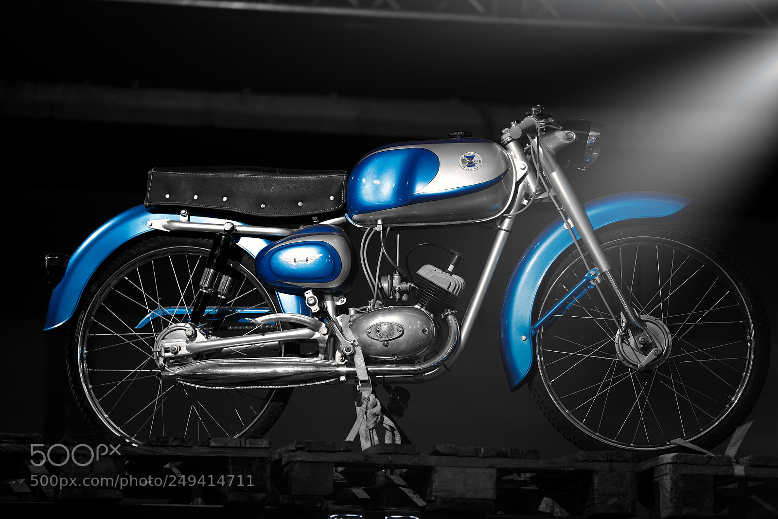Sony a7R III sample photo. Blue 1 cilinders aero-restyle classic photography