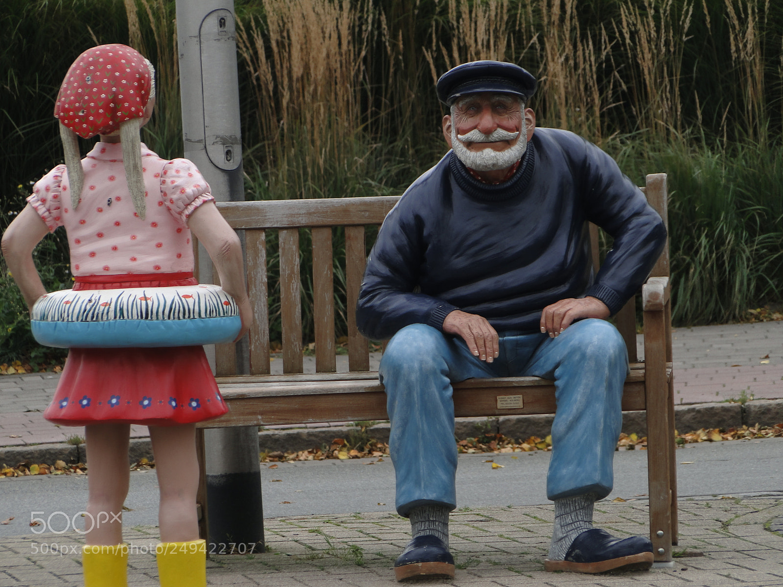 Sony Cyber-shot DSC-HX1 sample photo. Figuren vor dem eingang photography