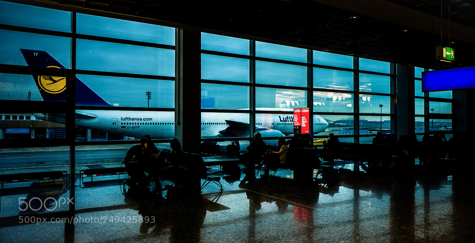 Leica Q (Typ 116) sample photo. Waiting for my flight photography