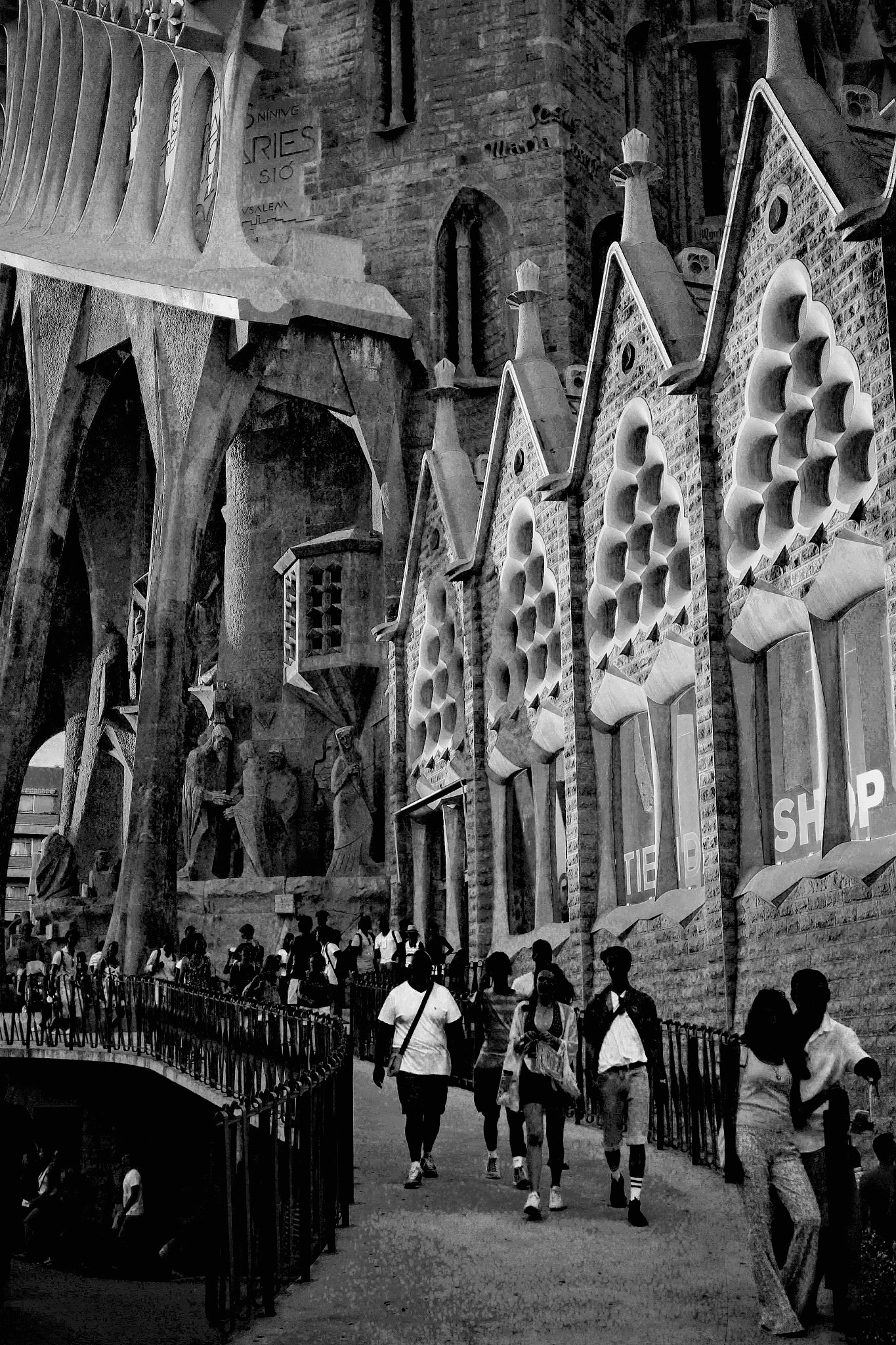Canon EOS sample photo. Gaudi attraction photography