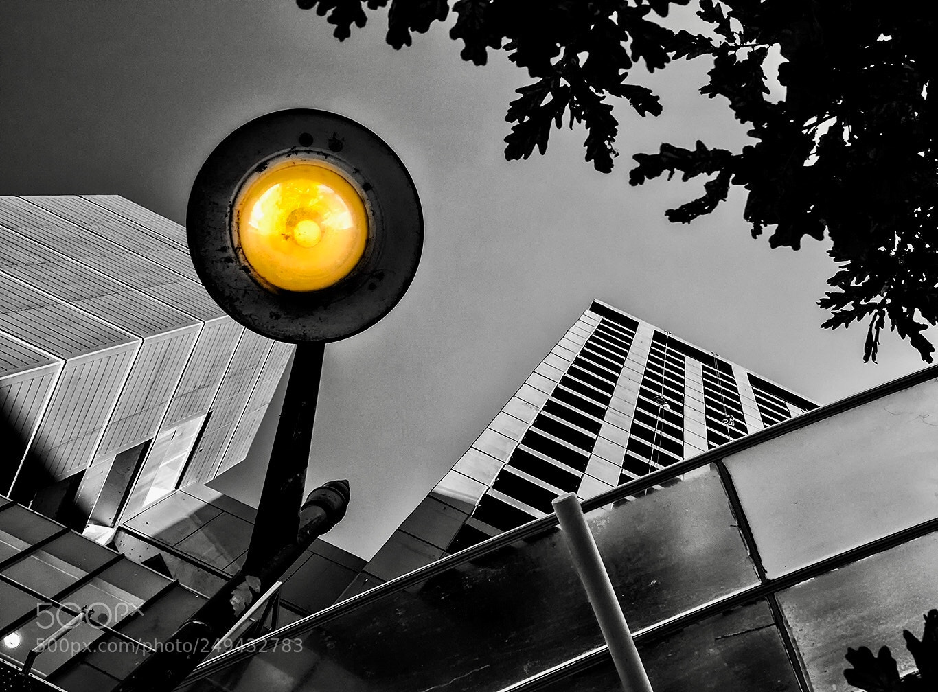 Sony Cyber-shot DSC-RX10 III sample photo. Street lamp photography