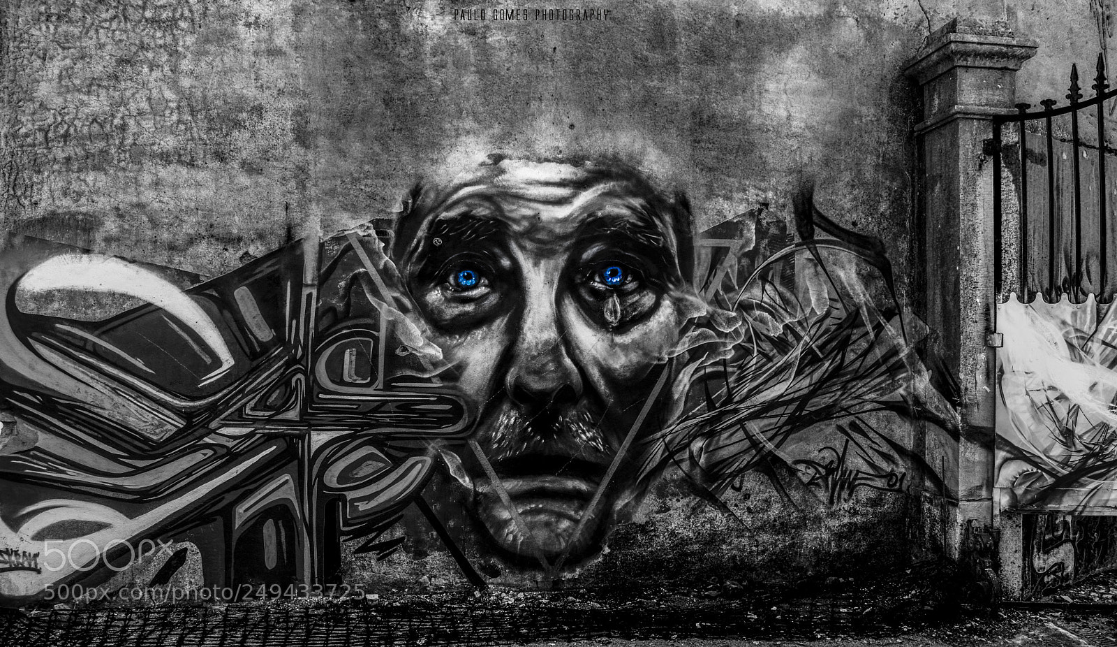 Nikon D3300 sample photo. O homem sente sem photography