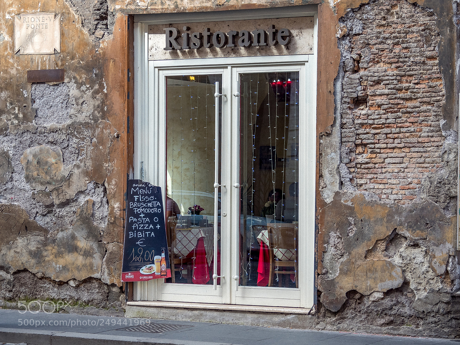 Olympus OM-D E-M5 II sample photo. Ristorante tourist photography