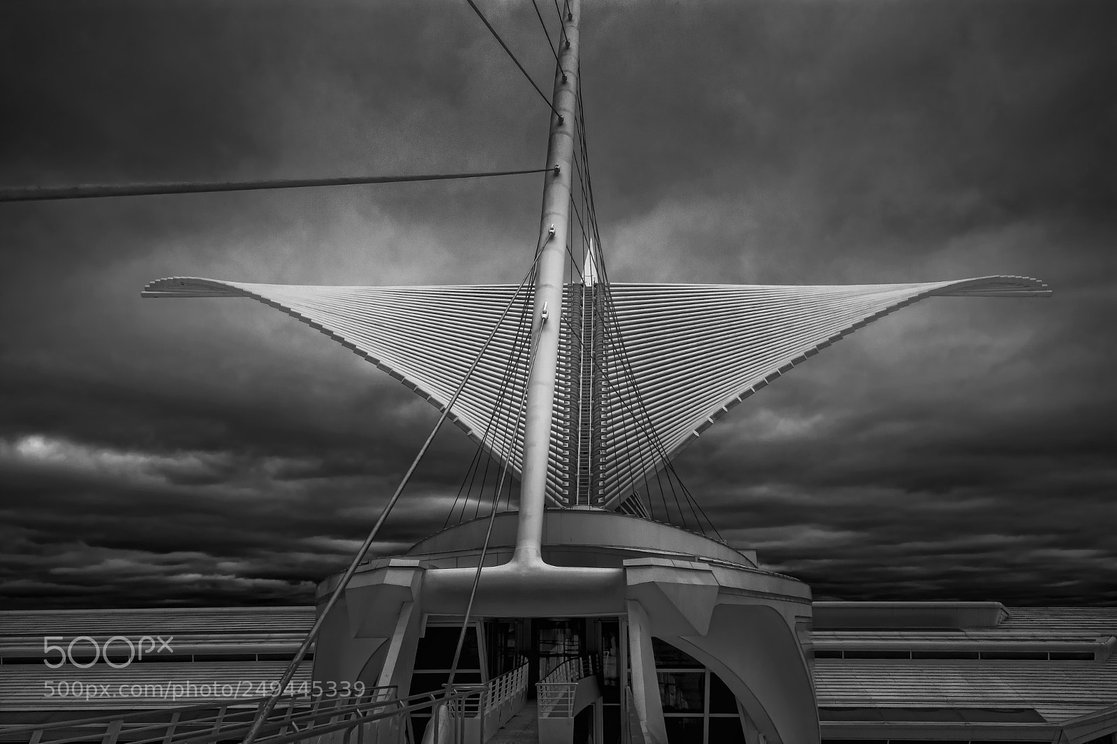 Nikon D7100 sample photo. Milwaukee art museum-b/w photography