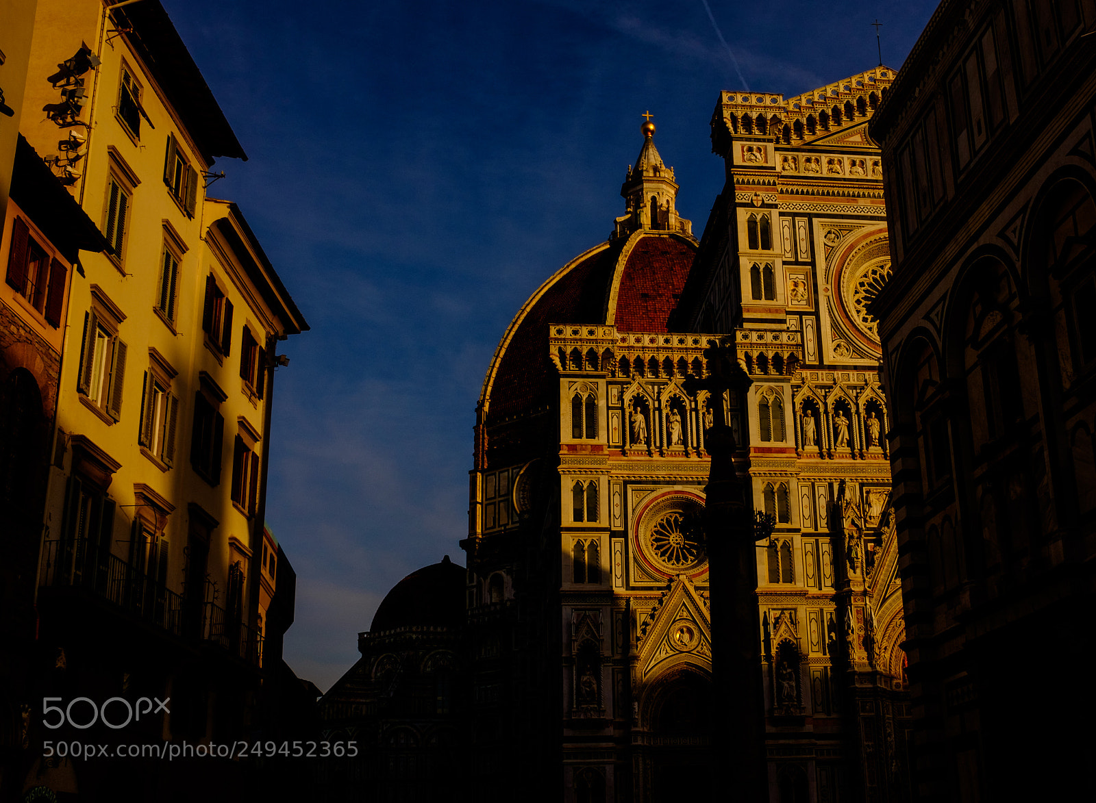 Fujifilm X100T sample photo. Sun-kissed duomo. photography