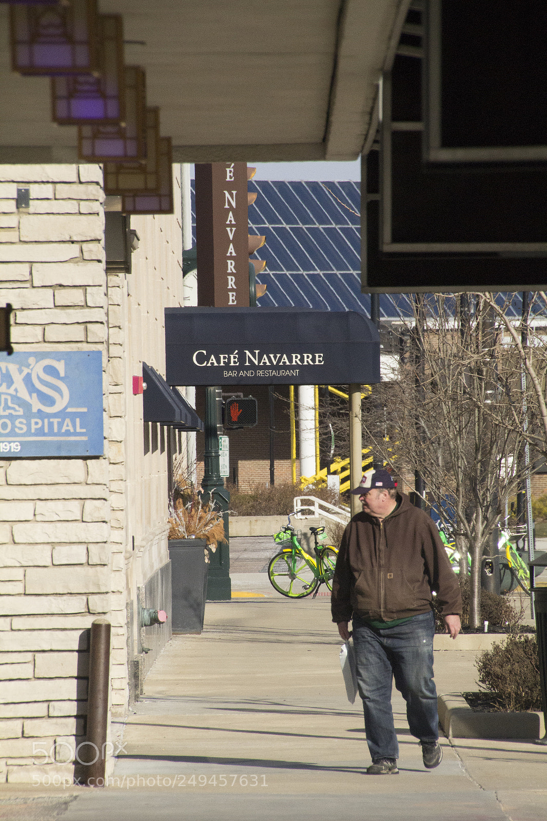 Canon EOS 1200D (EOS Rebel T5 / EOS Kiss X70 / EOS Hi) sample photo. Walking past cafe navarre. photography