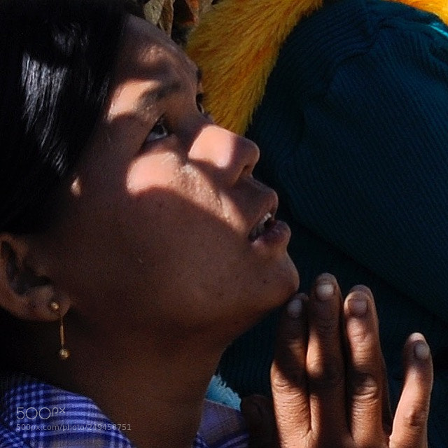 Nikon D90 sample photo. Female prayer at golden photography
