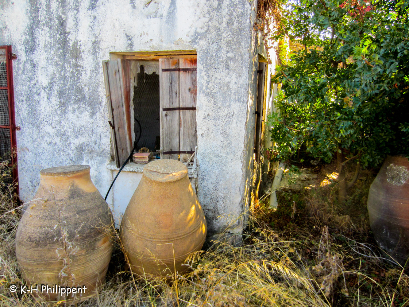 Canon PowerShot ELPH 300 HS (IXUS 220 HS / IXY 410F) sample photo. Ravdoucha (crete, greece), the terracotta amphora has had its day photography
