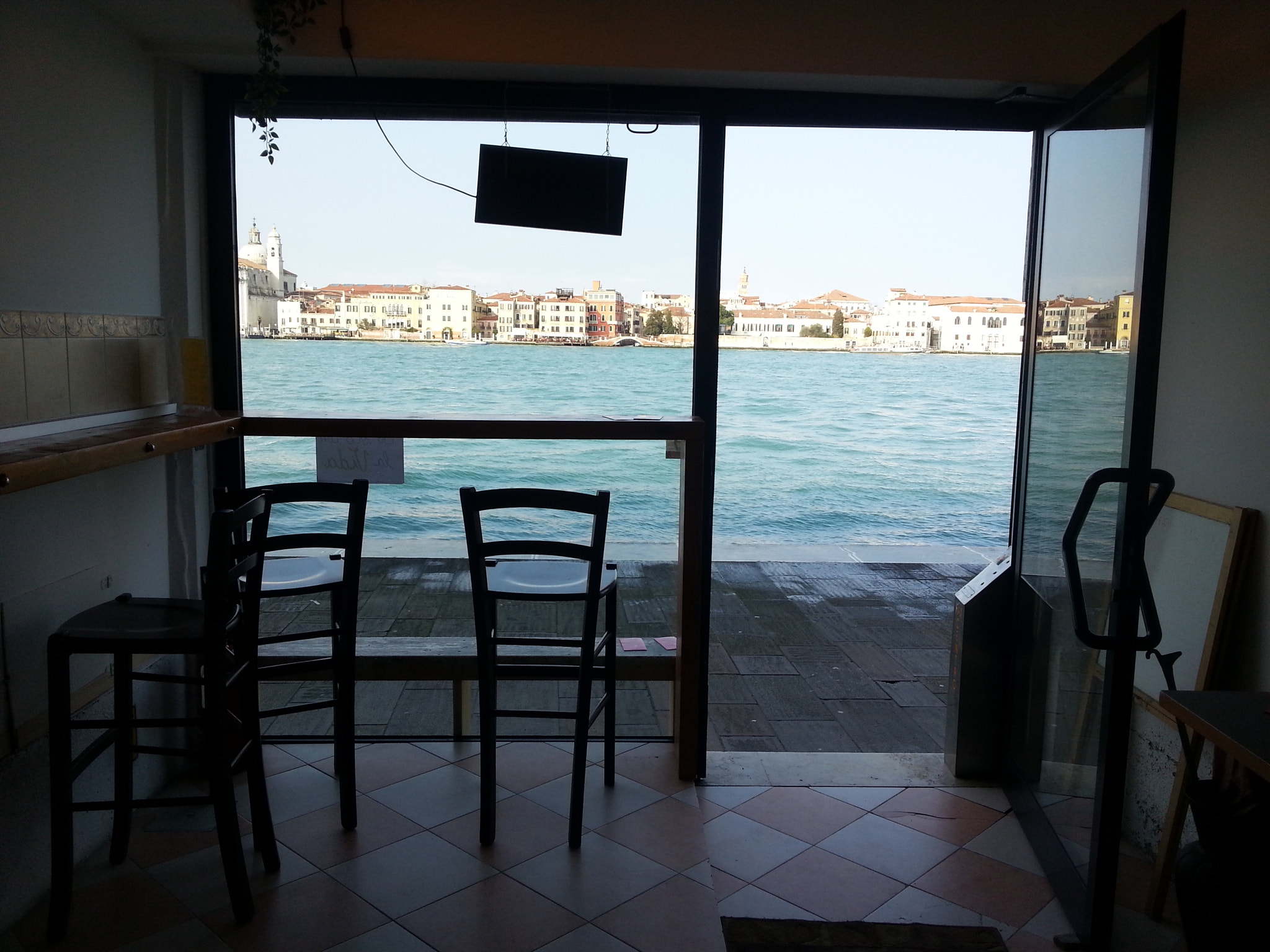 Samsung GT-I8750 sample photo. The view out side from pizzeria "la foca‭" photography