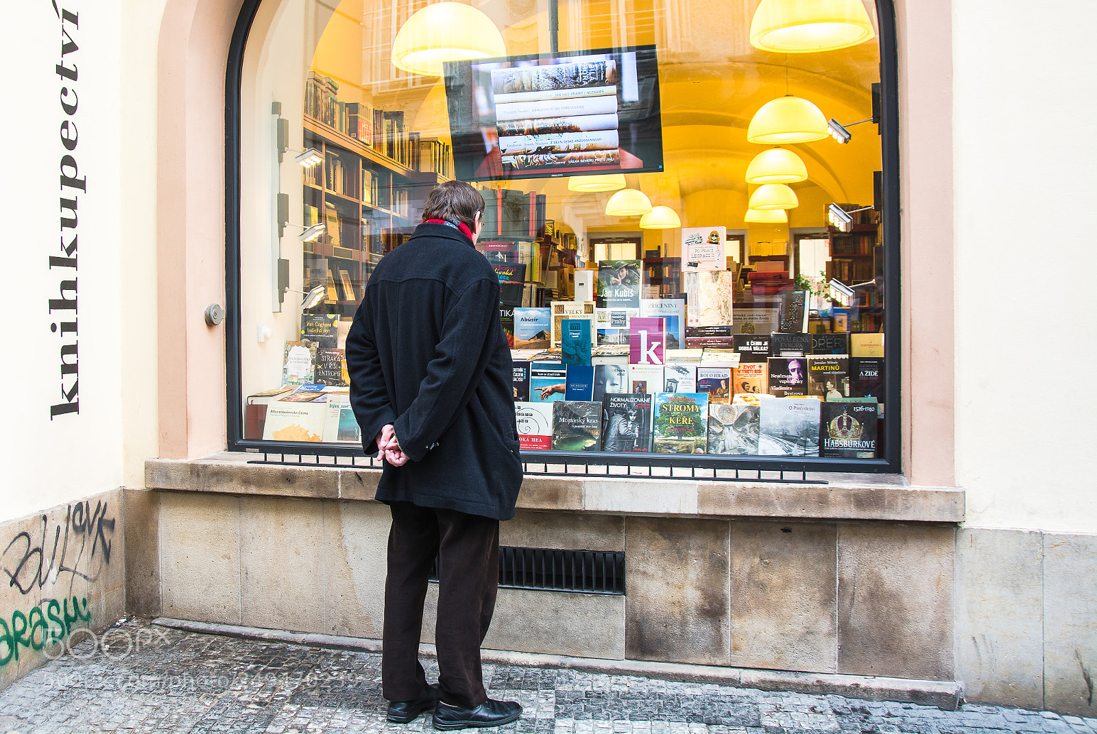 Nikon D7100 sample photo. A man looks at photography