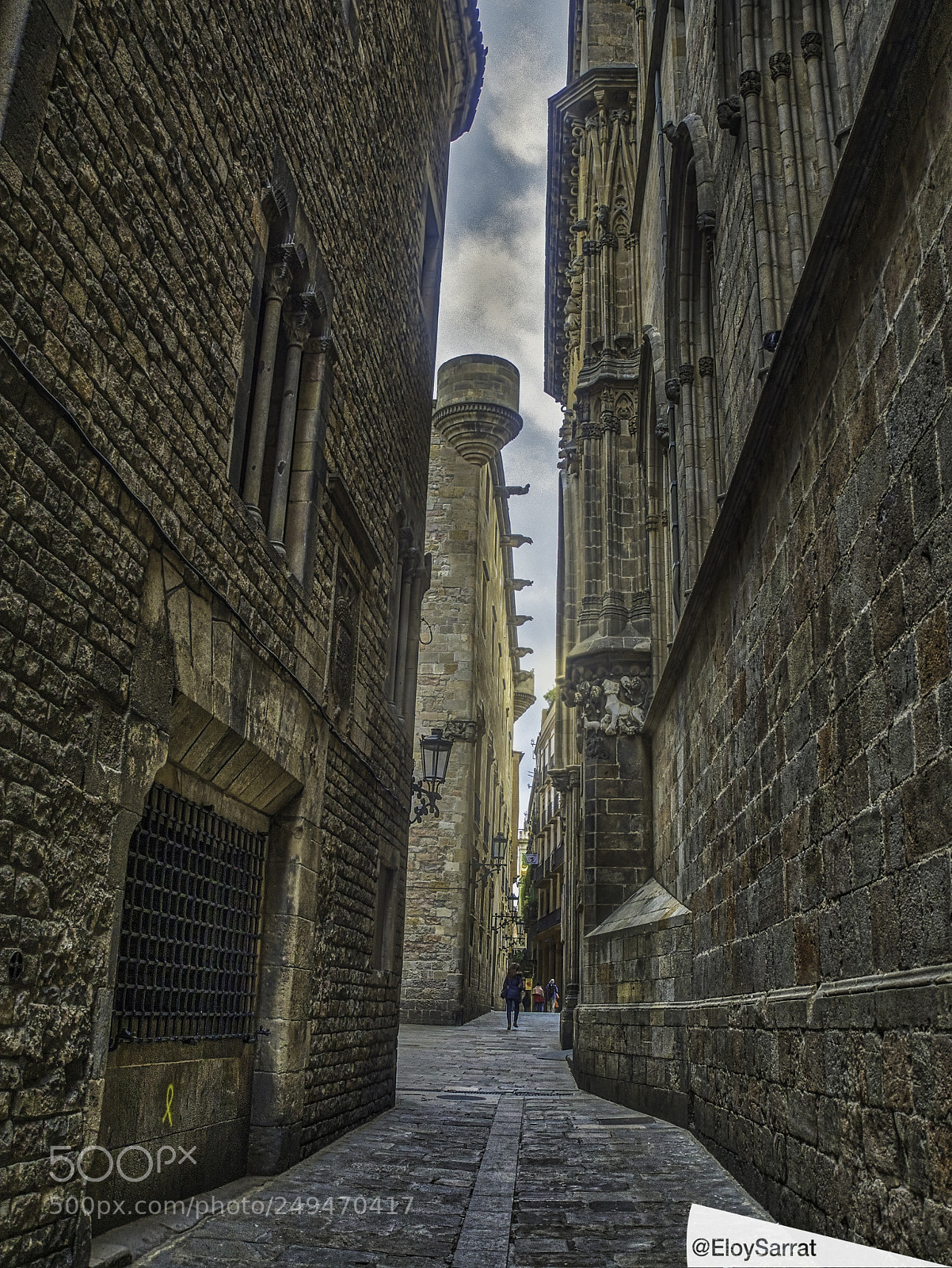 Olympus OM-D E-M5 II sample photo. Barcelo na's gothic quarter photography
