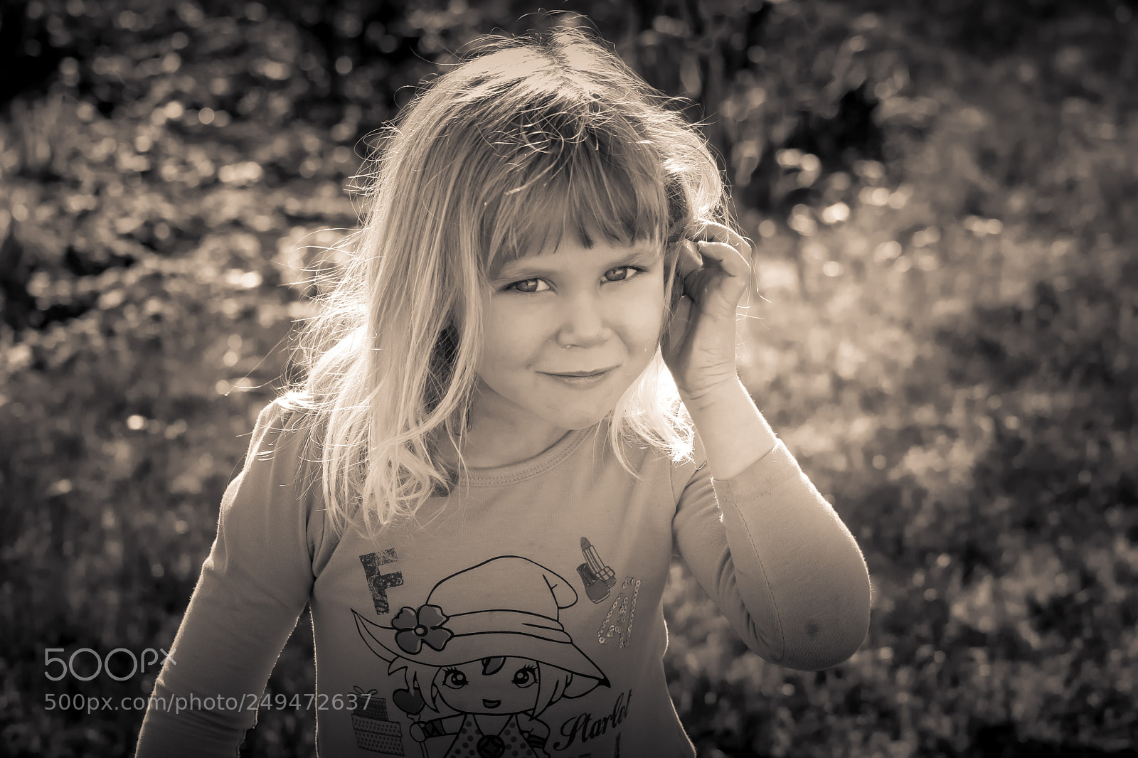 Canon EOS 750D (EOS Rebel T6i / EOS Kiss X8i) sample photo. Little girl's modeling pose photography