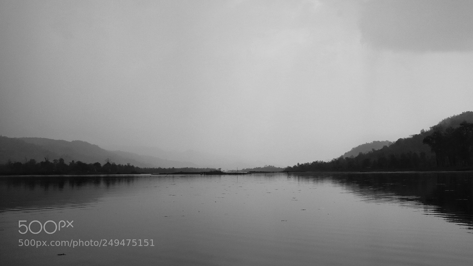 Canon EOS 700D (EOS Rebel T5i / EOS Kiss X7i) sample photo. Black and white lake photography
