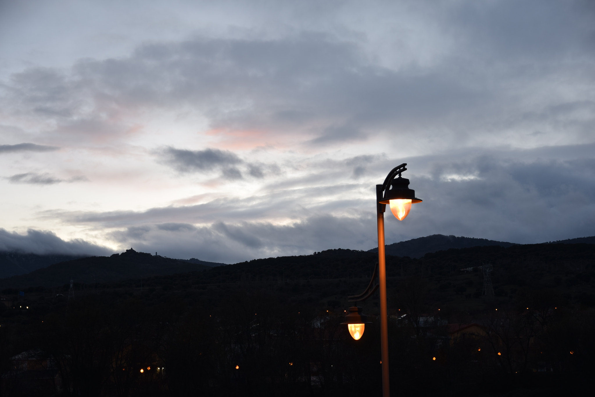 Nikon D3300 + Sigma 17-70mm F2.8-4 DC Macro OS HSM | C sample photo. Streetlights and the sunset photography