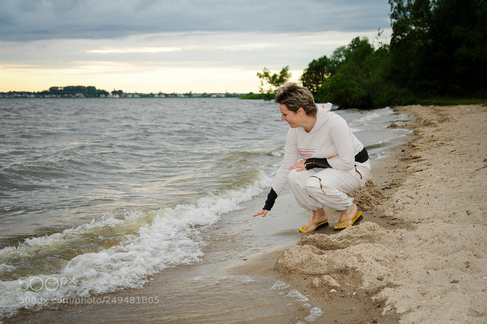 Sony DSC-R1 sample photo. A girl is sitting photography
