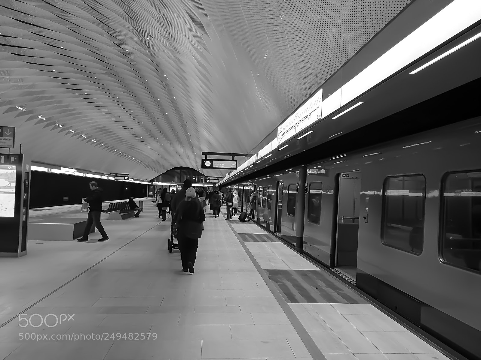 HUAWEI P10 sample photo. Metro photography