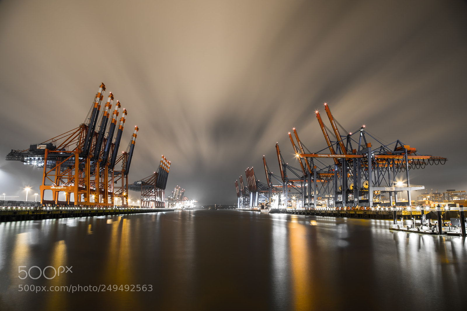 Canon EOS 5D Mark IV sample photo. Silence in hamburg harbour photography