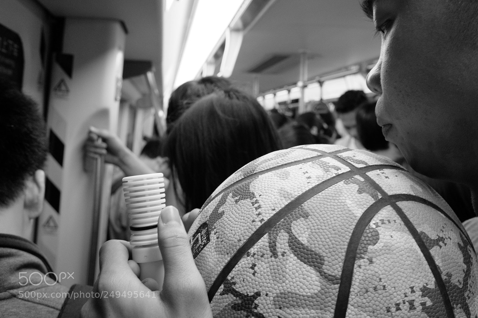 Fujifilm X70 sample photo. 地鐵中 photography