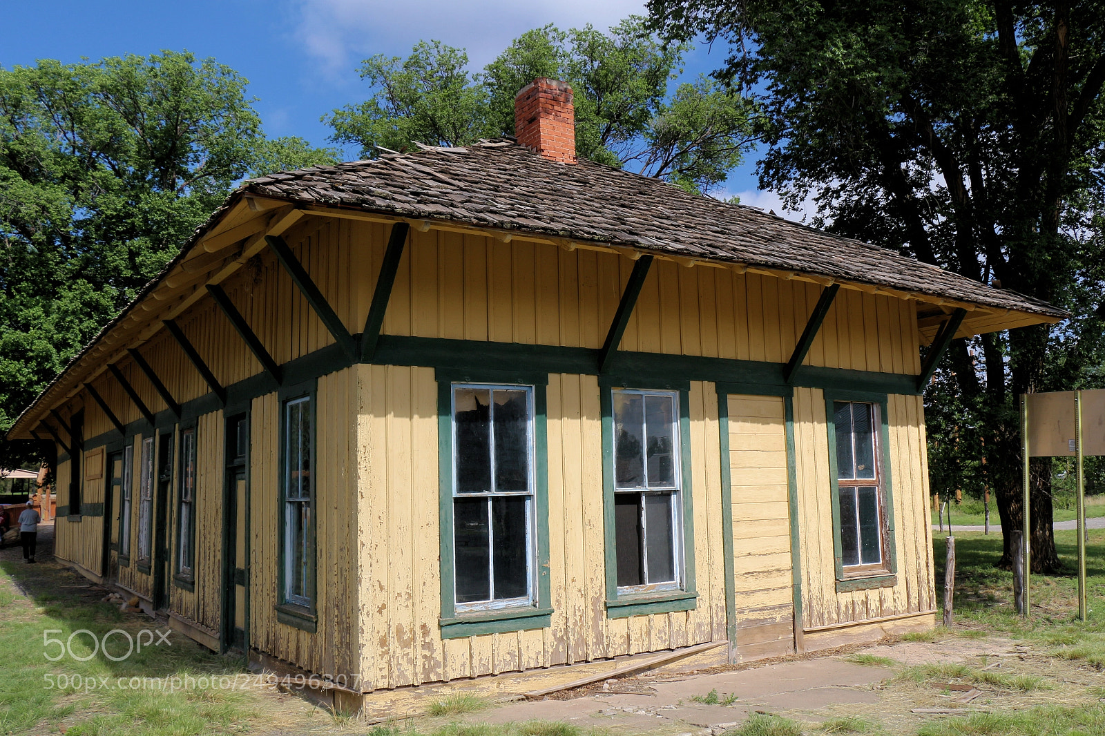 Canon EOS 700D (EOS Rebel T5i / EOS Kiss X7i) sample photo. Ep&ne railroad station photography