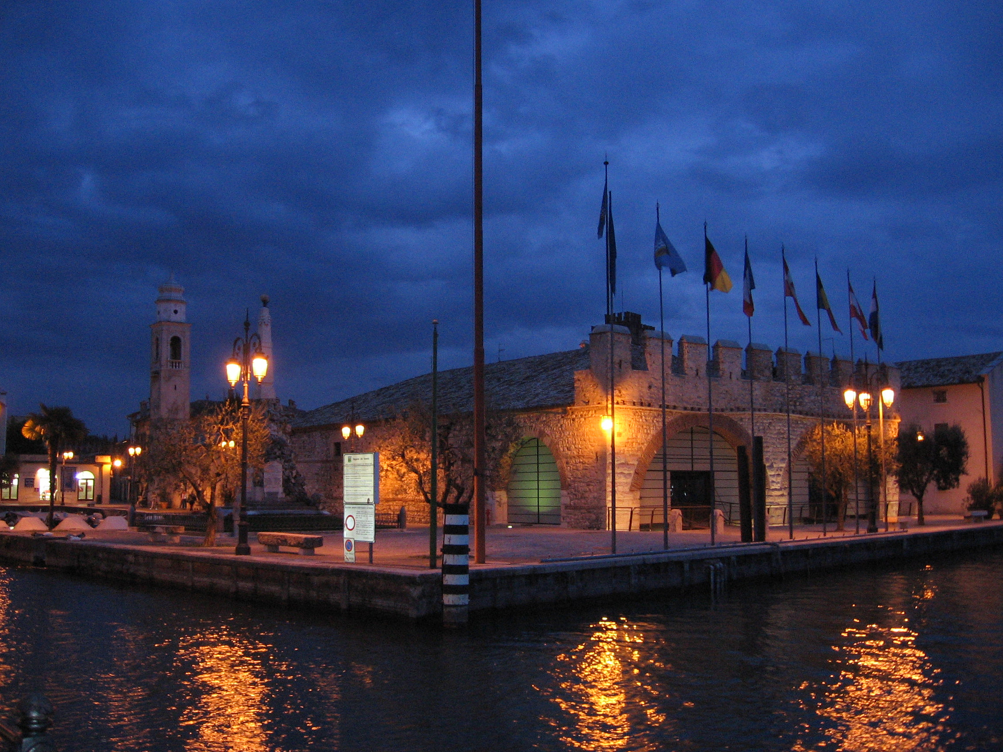 Canon POWERSHOT A520 sample photo. Lazise by night photography