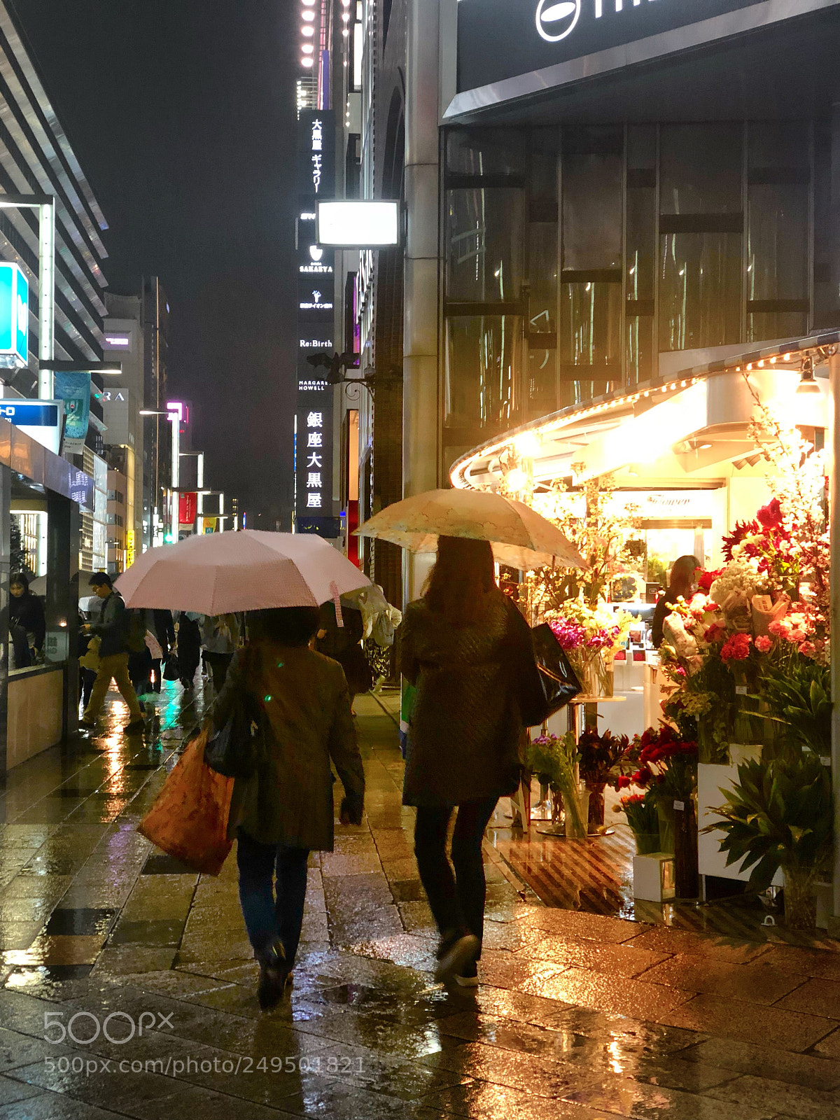 Apple iPhone X sample photo. Friday night of tokyo photography