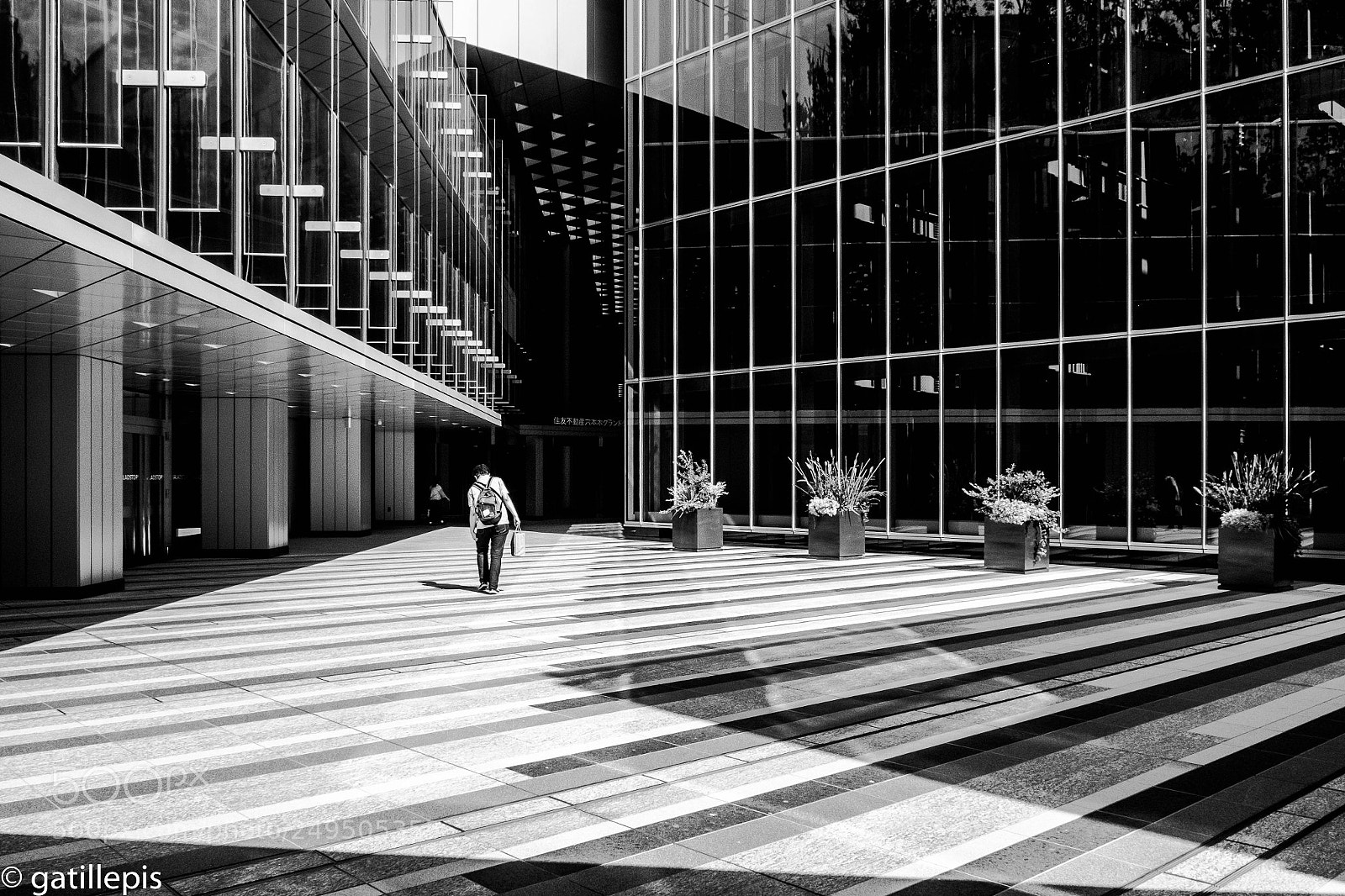 Fujifilm X-T1 sample photo. Lines in roppongi photography