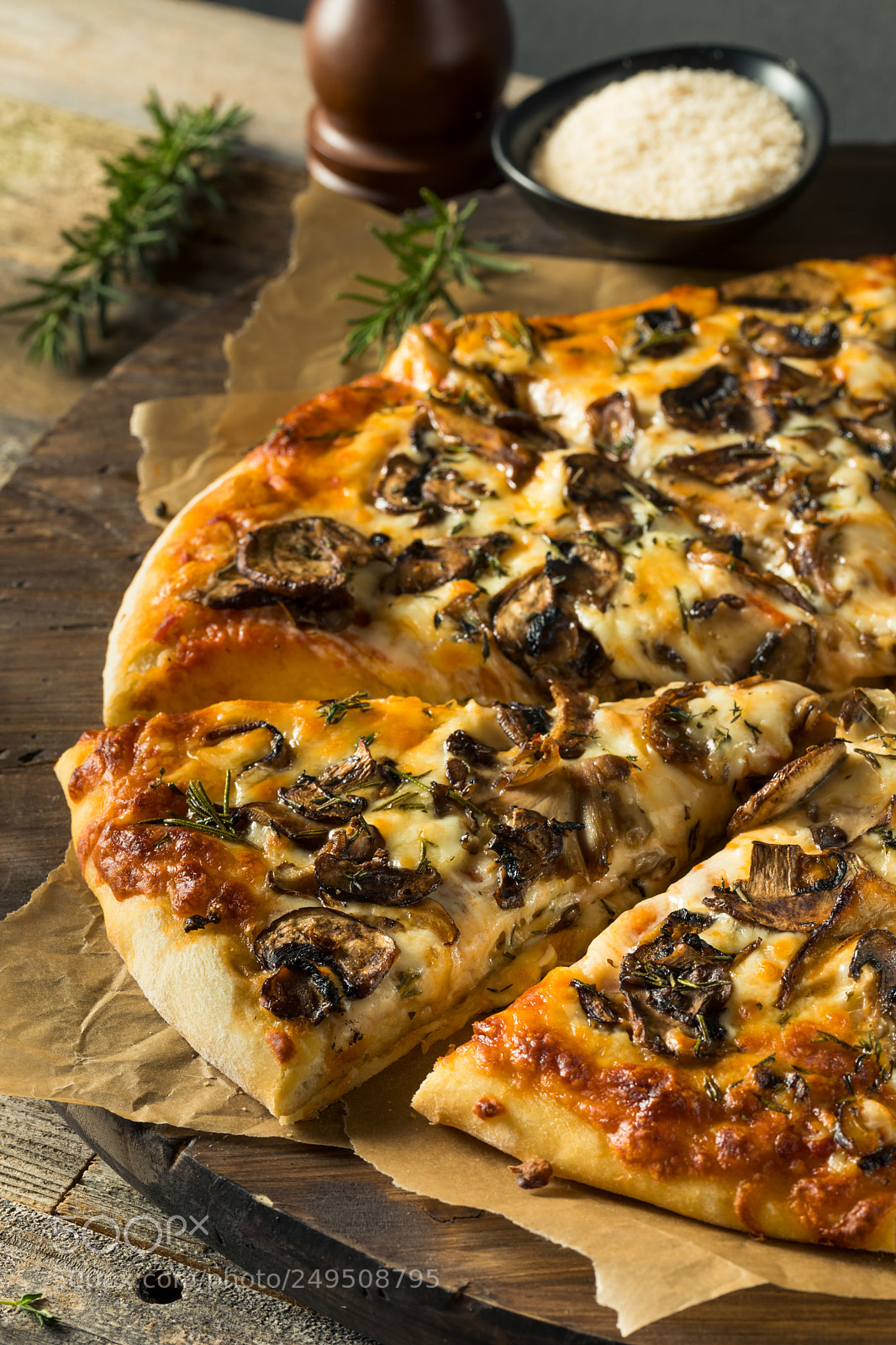 Canon EOS 5D Mark IV sample photo. Gourmet homemade mushroom pizza photography
