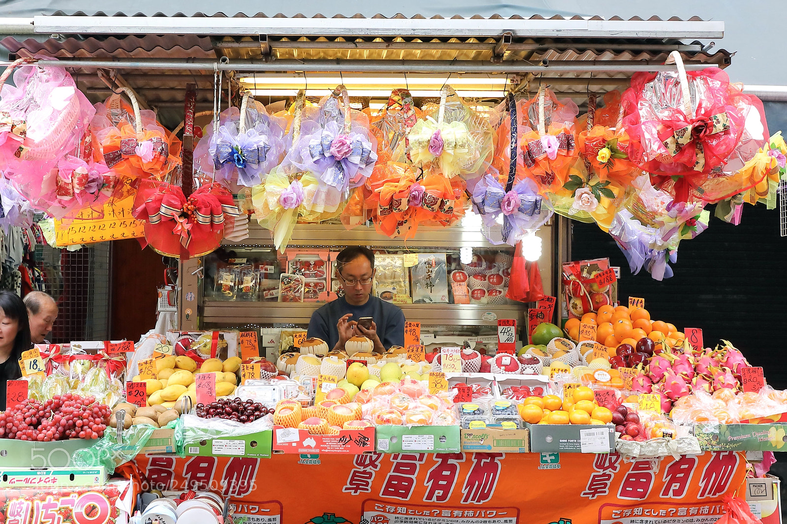 Canon EOS 5D Mark IV sample photo. Kowloon - fruits vendors photography